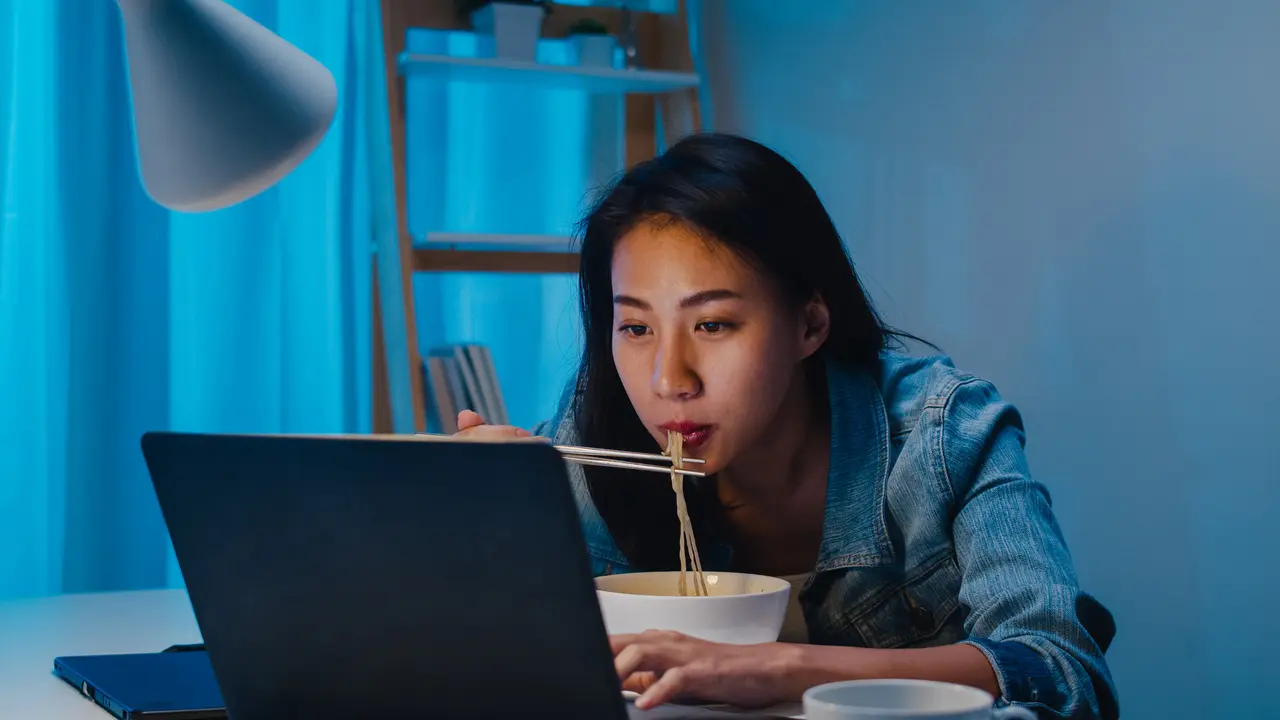 Makan Sudah Cukup tapi Masih Lapar? Begini Tips Mengatur Pola Makan agar Tak Terus Ngemil Malam Hari
