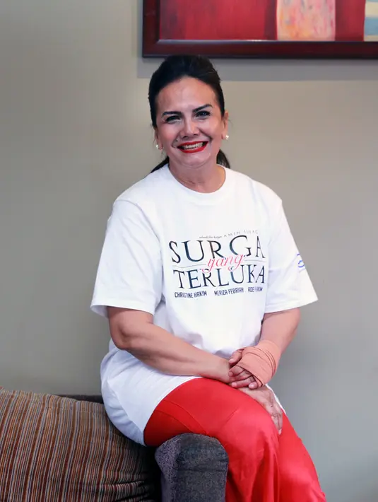 Dalam film ini, wanita kelahiran 59 tahun silam ini memerankan Hartini. Setelah ditinggal meninggal suaminya kehilangan pegangan hidup dengan sisa warisan untuk menghidupi ketiga anaknya. (Adrian Putra/Bintang.com)