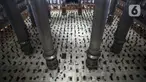 Umat muslim melaksanakan salat Jumat di Masjid Istiqlal, Jakarta, Jumat (20/8/2021). Masjid Istiqlal Jakarta kembali dibuka untuk kegiatan ibadah salat Jumat mulai hari ini. (Liputan6.com/Johan Tallo)