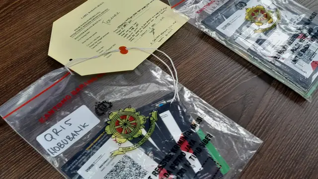 Barang bukti kasus dugaan penipuan modus memalsukan tampilan QRIS di sejumlah masjid.