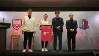 Penyerang Timnas Indonesia Putri, Zahra Musdalifah, diperkenalkan sebagai pemain baru klub Jepang, Cerezo Osaka Yanmar Ladies, di Jakarta, Selasa (4/7/2023). (Bola.com/Dok. J.League)