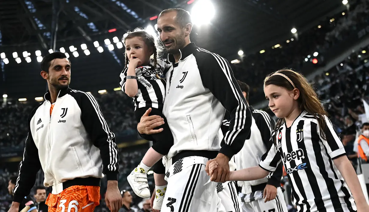 Giorgio Chiellini. Bek tengah Italia berusia 37 tahun ini telah memperkuat Juventus selama 17 tahun usai didatangkan dari Fiorentina pada awal musim 2005/2006 dengan nilai transfer 7,7 juta euro. Ia total telah menjalani 561 laga bersama Bianconeri di semua ajang kompetisi dengan torehan 36 gol dan 25 assist. Berbagai gelar bergengsi telah diraihnya, di antaranya 9 trofi Serie A, dan 1 trofi Serie B. Musim depan ia telah mencapai kesepakatan untuk bermain di MLS bersama Los Angeles FC selama 18 bulan. (AFP/Marco Bertorello)