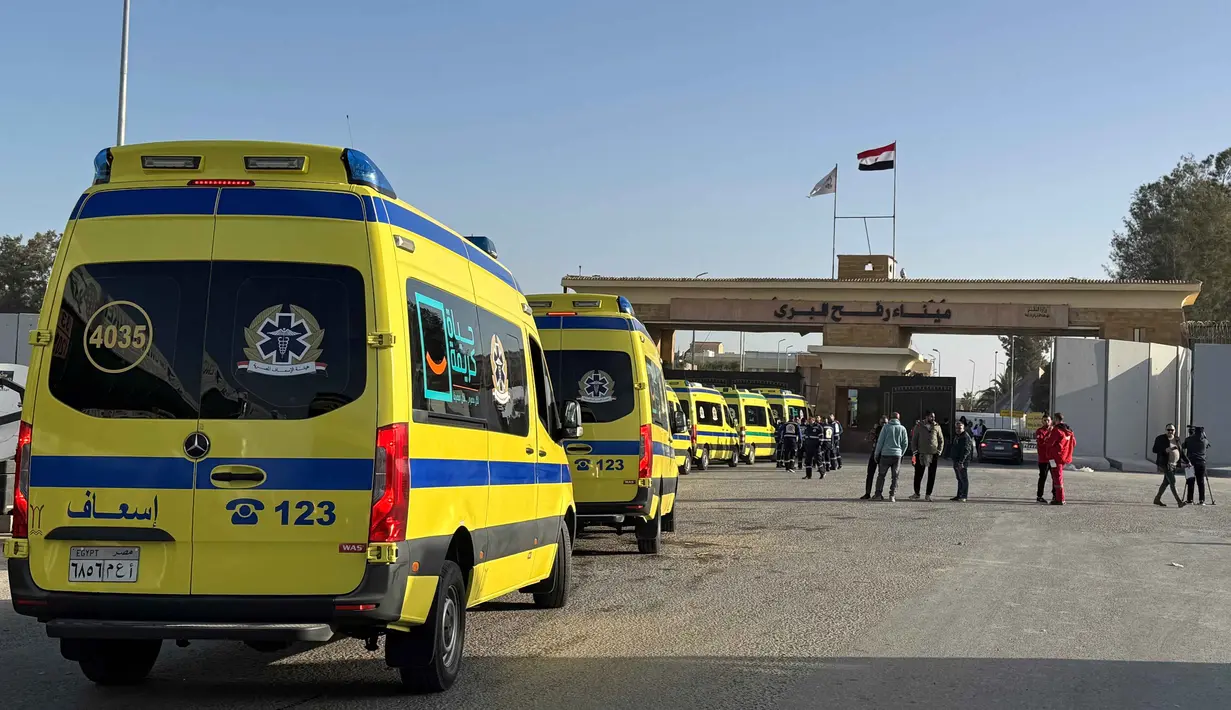 Selain itu, tahap kedua perjanjian gencatan senjata juga menyerukan pengerahan pasukan keamanan internasional, melucuti senjata Hamas, dan mengambil langkah-langkah untuk mulai membangun kembali Gaza. Tampak dalam foto, ambulans menunggu di sisi Mesir di penyeberangan perbatasan Rafah dengan Jalur Gaza di timur laut Mesir pada 1 Februari 2026. (Foto oleh AFP)