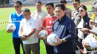 Ketum PSSI Erick Thohir dan Menpora Zainudin Amali meninjau Stadion Manahan, Solo sebagai salah satu venue Piala Dunia U-20, Minggu (12/3).(Liputan6.com/Fajar Abrori)