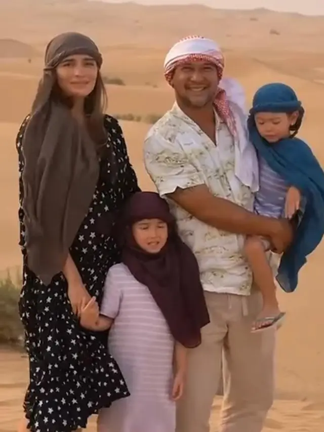 6 Gaya Minimalis Yasmine Wildblood Babymoon ke Timur Tengah, Tampil Cantik dengan Keffiyeh