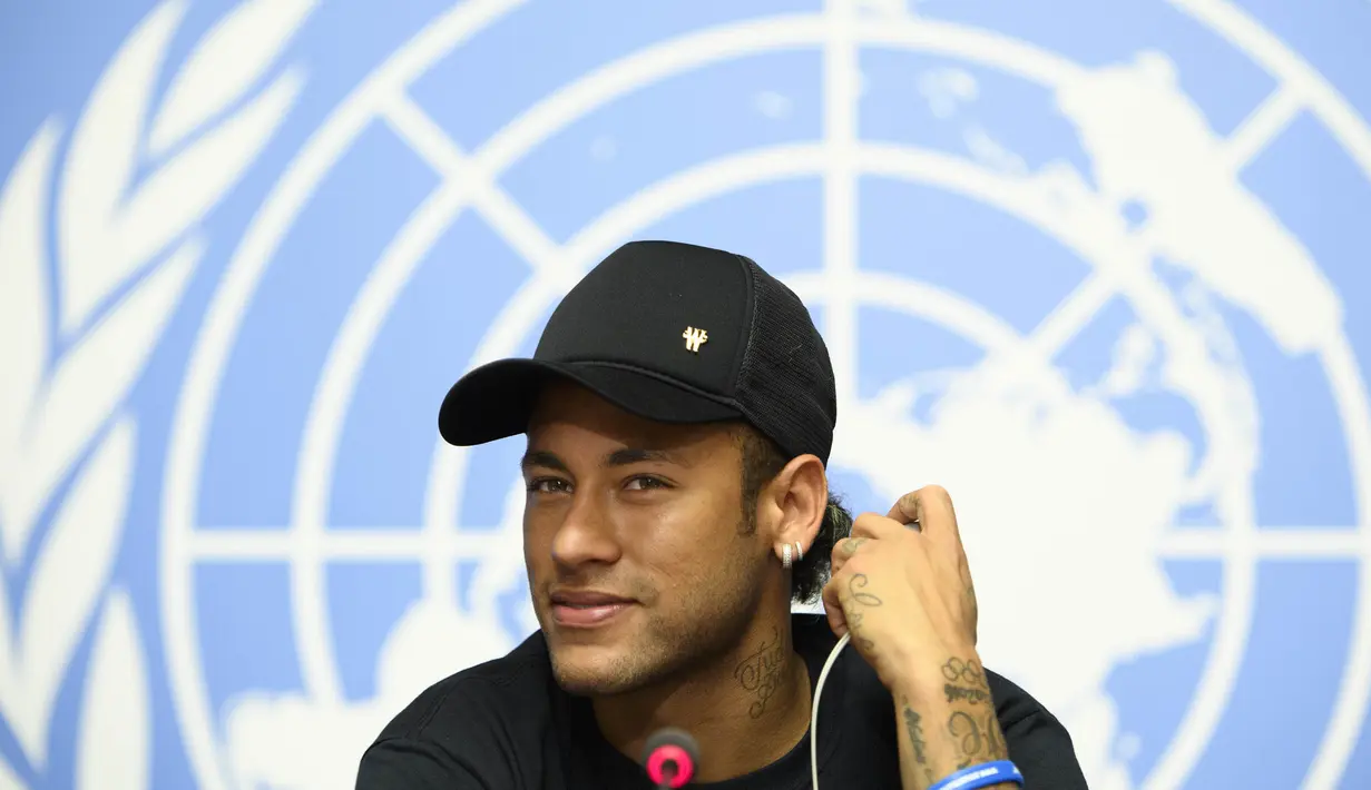 Bintang Paris Saint-Germain, Neymar Jr, menghadiri konferensi pers saat ditunjuk sebagai Duta Handicap Internasional di PBB, Jenewa, (15/8/2017). Neymar akan fokus membantu penyandang disabilitas dan terpuruk dalam kemiskinan. (AP/Laurent Gillieron)