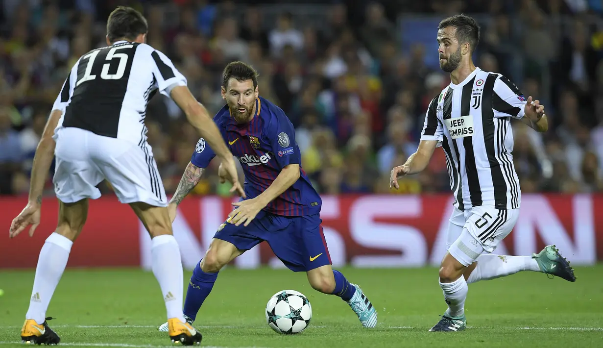 Bintang Barcelona, Lionel Messi, berusaha melewati hadangan pemain Juventus pada laga Liga Champions di Stadion Camp Nou, Katalonia, Selasa (12/9/2012). Barcelona menang 3-0 atas Juventus. (AFP/Lluis Gene)