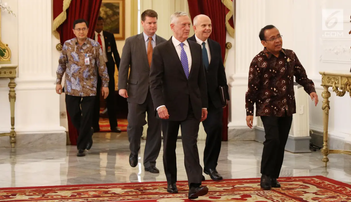 Menteri Pertahanan (Menhan) Amerika Serikat (AS) James Mattis (kiri depan) berjalan saat akan menemui Presiden Jokowi di Istana Merdeka, Jakarta, Selasa (23/1).  (Liputan6.com/Angga Yuniar)