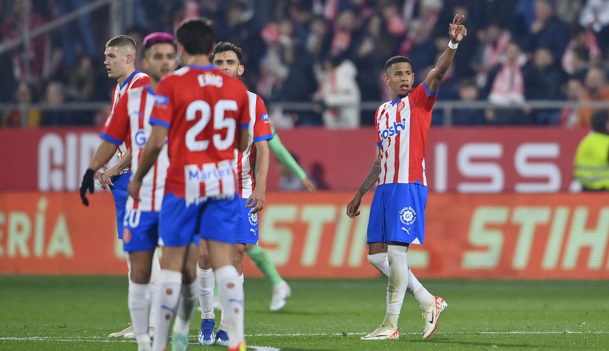 Selebrasi gelandang Girona, Savio Moreira (kanan) setelah mencetak gol kedua timnya ke gawang Atletico Madrid pada laga pekan ke-19 Liga Spanyol 2023/2024 di Montilivi Stadium, Girona, Kamis (4/1/2024) dini hari WIB. (AFP/Pau Barrena)