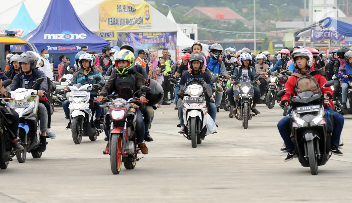 Pemudik bermotor pindah dari Dermaga 6 ke Dermaga 1-5 di Pelabuhan Merak, Banten, Jumat (23/6). H-2 Lebaran 2017, ribuan pemudik bermotor memadati Dermaga 6 Pelabuhan Banten. (Liputan6.com/Helmi Fithriansyah)