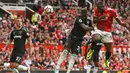 Striker Manchester United, Romelu Lukaku, duel udara saat melawan West Ham  pada laga Premier League di Stadion Old Trafford, Manchester, Minggu (13/8/2017). Manchester United menang 4-0 atas West Ham. (AFP/Oli Scarff)