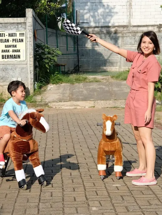"Tiga hari lalu aku anter Kakak Kanaka ke IGD dan lanjut harus dirawat," kata perempuan kelahiran Jakarta, 30 Maret 1986 itu.  (Instagram/tya_ariestya)