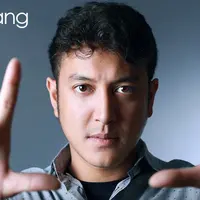 Dimas Anggara. (Foto: Deki Prayoga, Stylist: Indah Wulansari, Digital Imaging:Iqbal Nurfajri/Bintang.com)
