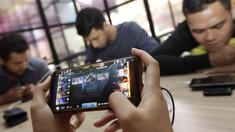 Karyawan KLY yang tergabung dalam Jakartans tanding Arena of Valor (AOV) pada laga penyisihan The Battle of Youniverse di KLY Lounge, Jakarta, Rabu (5/12). Jakartans sebagai pemenang akan menantang tim AOV profesional. (Bola.com/Vitalis Yogi Trisna)