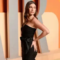 Pendiri Rhode itu datang mengenakan gaun hitam yang dirancang oleh desainer langganan nya Saint Laurent. Dress tersebut dibuat khusus dengan pita. @haileybieber]