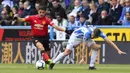 Penyerang Manchester United, Alexis Sanchez, berusaha melewati pemain Huddersfield Town, Erik Durm, pada laga Premier League di Stadion John Smith, Minggu (5/5). Kedua tim bermain imbang 1-1. (AP/Anthony Devlin)