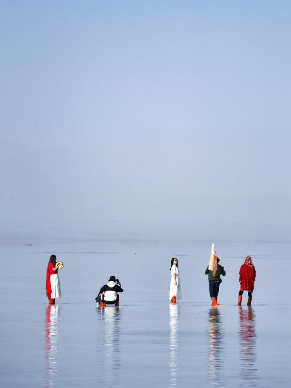 Sejumlah turis mengunjungi Danau Garam Caka di Wilayah Wulan, Provinsi Qinghai, China barat laut, pada 23 September 2020. Danau garam hasil kristalisasi alami di ketinggian 3.100 meter itu dikenal dengan sebutan 
