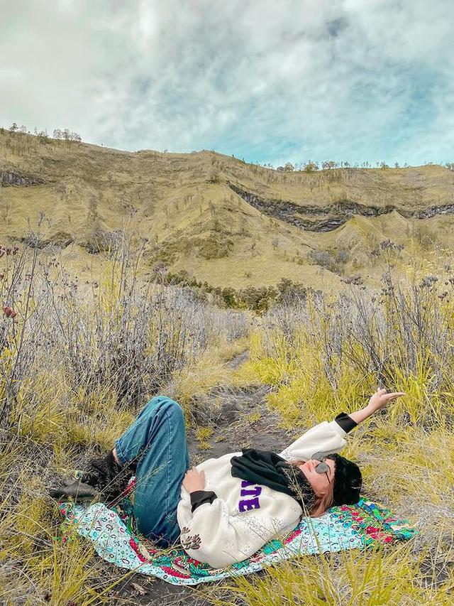 6 Potret Camelia Putri dan Keluarga Liburan Ke Bromo