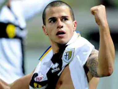 Selebrasi khas dari gelandang serang AC Parma, Sebastian Giovinco usai mencetak gol ke gawang Catania dalam lanjutan Serie A di Ennio Tardini, 22 Januari 2011. Parma unggul 2-0.
