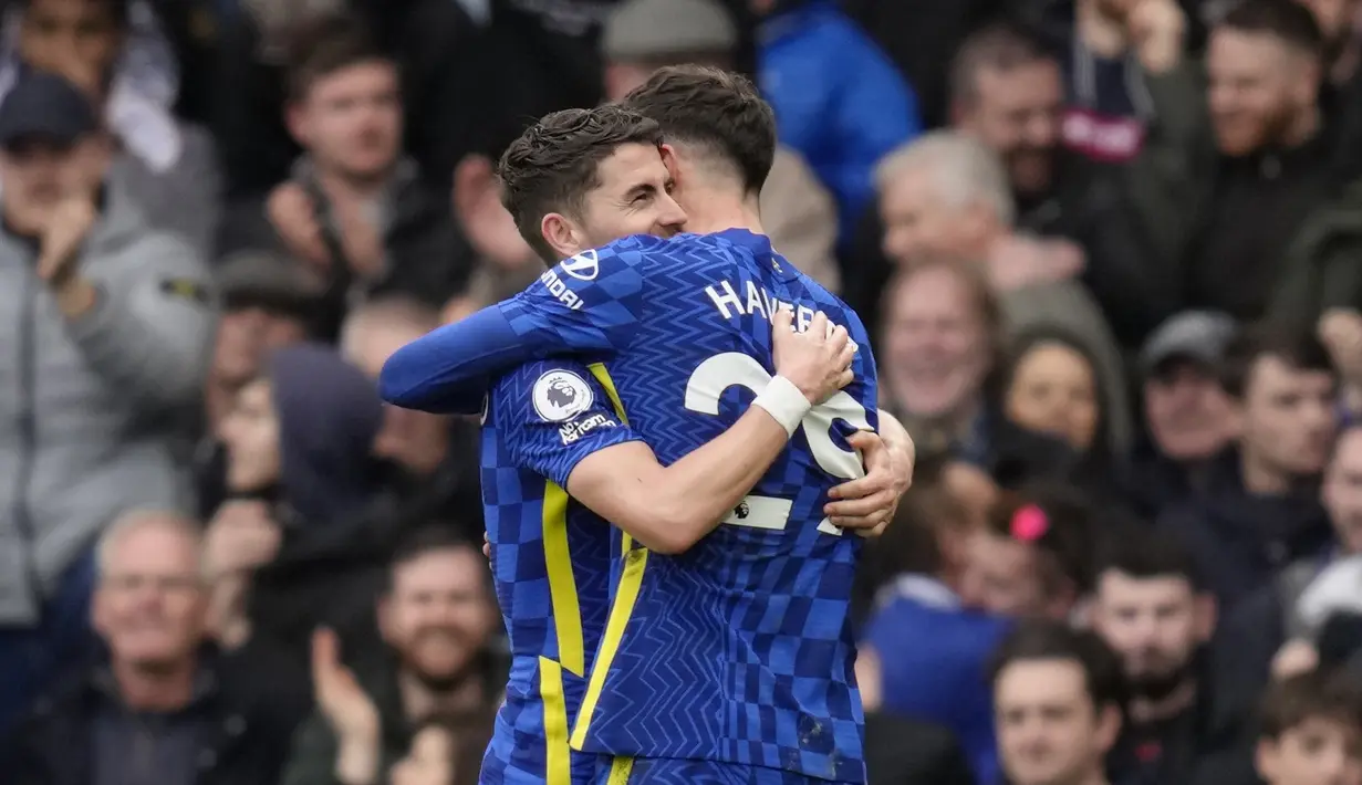 Pelukan hangat pun mendarat ke tubuh Kai Havertz. Ia paham betul apa yang di inginkan Kai saat itu. (AP Photo/Kirsty Wigglesworth)