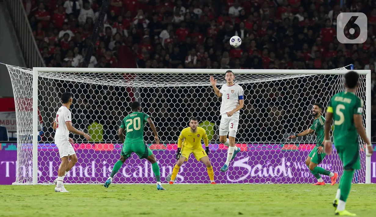 Keunggulan skuad Garuda bertahan hingga peluit akhir dibunyikan. Timnas Indonesia menang 2-0 atas Arab Saudi. (Liputan6.com/Herman Zakharia)