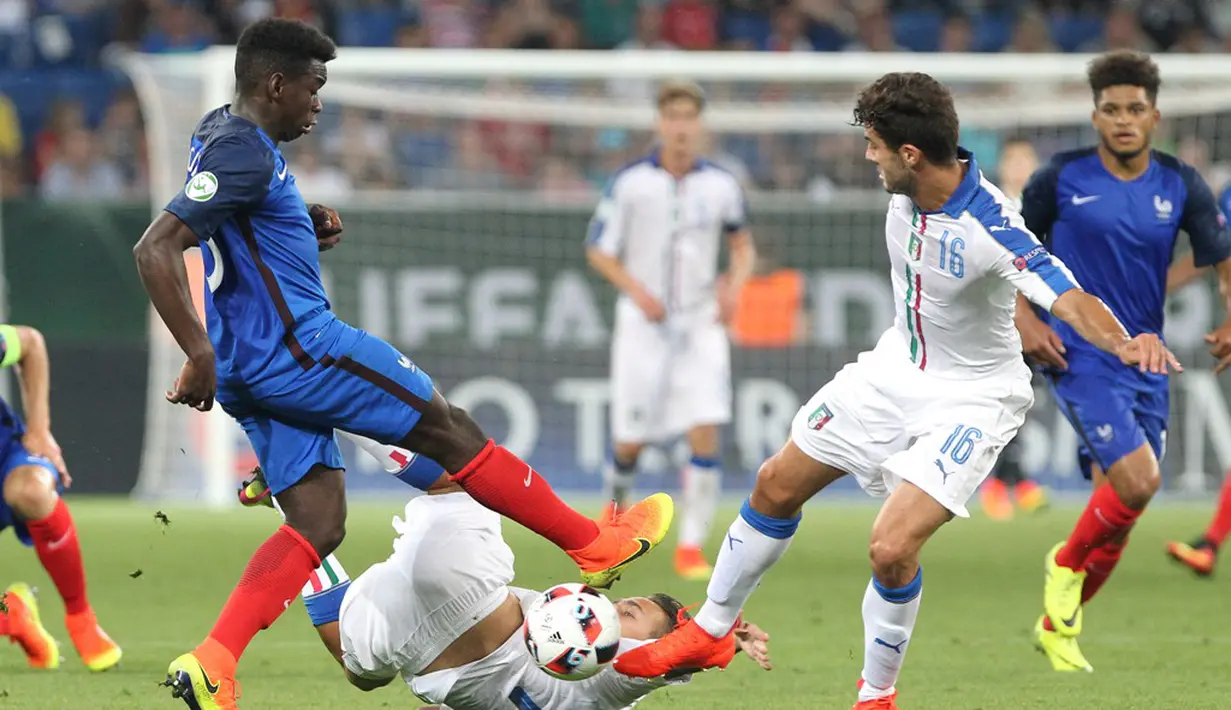 Pemain Italia, Patrick Cutrone (kanan), berebut bola dengan bek Prancis, Christ-Emmanuel Maouassa, dalam final Piala Eropa U-19 di Sinsheim, Jerman, (24/7/2016). (AFP/Daniel Roland)