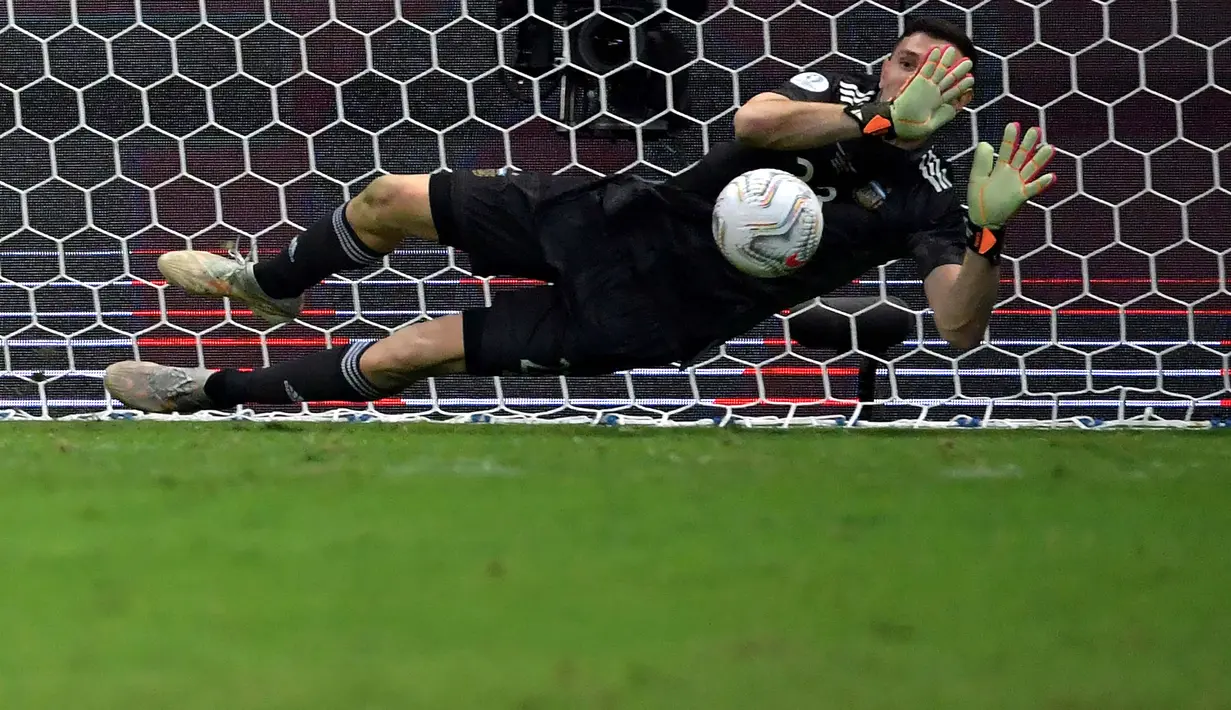 Menariknya, seluruh tendangan tersebut digagalkan oleh Emiliano Martinez di sisi pojok kiri dari posisinya berdiri menghadapi para pemain Kolombia. (Foto: AFP/Nelson Almeida)