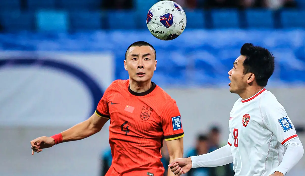 <p>Pemain Timnas Indonesia, Witan Sulaeman (kanan) berebut bola dengan pemain China, Li Lei saat laga lanjutan putaran ketiga Grup C Kualifikasi Piala Dunia 2026 di Qingdao Youth Stadium, Qingdao, China, Selasa (15/10/2024). (AFP)</p>