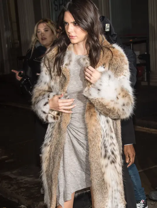 Meski terbuai oleh Cristiano Ronaldo, Kendall Jenner dikabarkan masih ragu-ragu apakah ia ingin mencapai sesuatu bersama pesepakbola tampan itu. Sumber mengatakan jika Kendall masih sakit karena Harry. (AFP/Bintang.com)