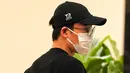 Pebulu tangkis Jepang Kento Momota tiba di bandara Internasional Kuala Lumpur di Sepang, Malaysia, Rabu (15/1/2020). Kento Momota yang cedera dalam kecelakaan lalu lintas di Malaysia pada Senin (13/1) itu memutuskan langsung terbang ke negaranya, Jepang usai menjalani perawatan. (AP/Vincent Thian)