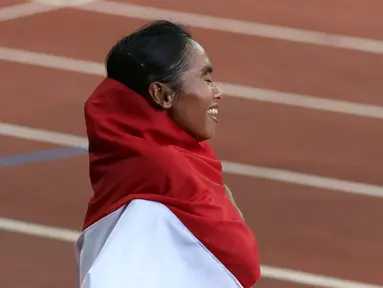 Pelari putri Indonesia Triyaningsih meraih emas nomor lari 10.000m SEA Games yang berlangsung di Stadion Nasional Singapura. Kamis (11/6). (Bola.com/Arief Bagus)