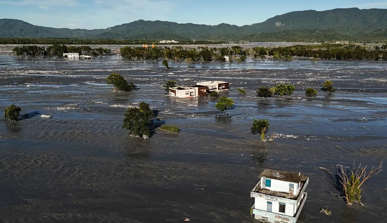 Otoritas setempat menyatakan sedikitnya 14 orang tewas, sementara 33 lainnya masih hilang. (I-Hwa Cheng/AFP)