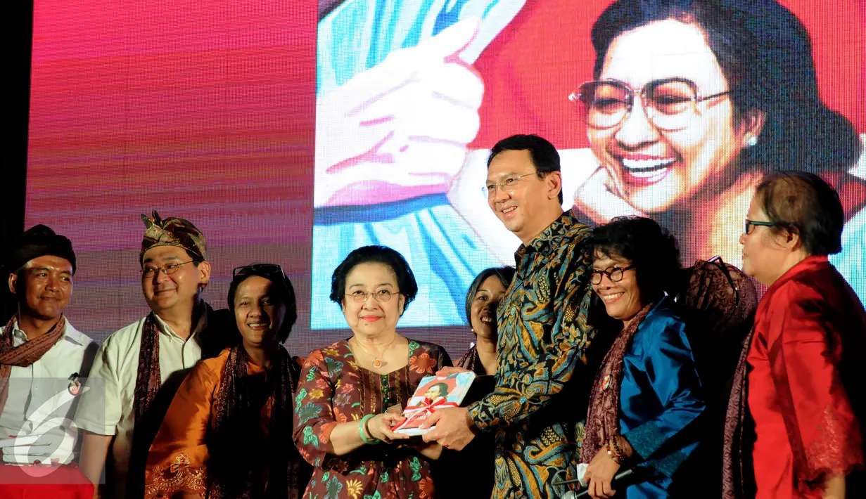 Ketua Umum PDIP, Megawati Soekarnoputri (keempat kiri) memberikan buku Megawati Dalam Catatan Wartawan kepada Gubernur DKI Jakarta, Basuki Tjahaja Purnama saat peluncuran di Gedung Arsip, Jakarta, Rabu (23/3/2016). (Liputan6.com/Helmi Fithriansyah)
