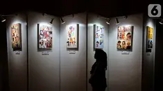 Pengunjung melihat karya komik dan kartun dalam kampanye bertajuk He For She di Jakarta, Senin (25/11/2019). Sebanyak 12 finalis memamerkan karya komik dan kartun dengan tema "Think Equal, Think Girls” yang digelar UN Women bersama Uni Eropa (Liputan6.com/Fery Pradolo)