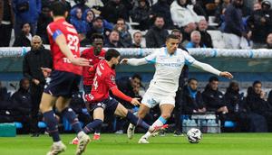 Bek kiri Timnas Indonesia, Calvin Verdonk memberikan tekel keras kepada Mason Greenwood dalam laga lanjutan Ligue 1 2025/2026 antara Marseille melawan Lille di Stade Velodrome, Minggu (22/3/2026) malam WIB. (AFP/Pascar Poschard-Casabianca)