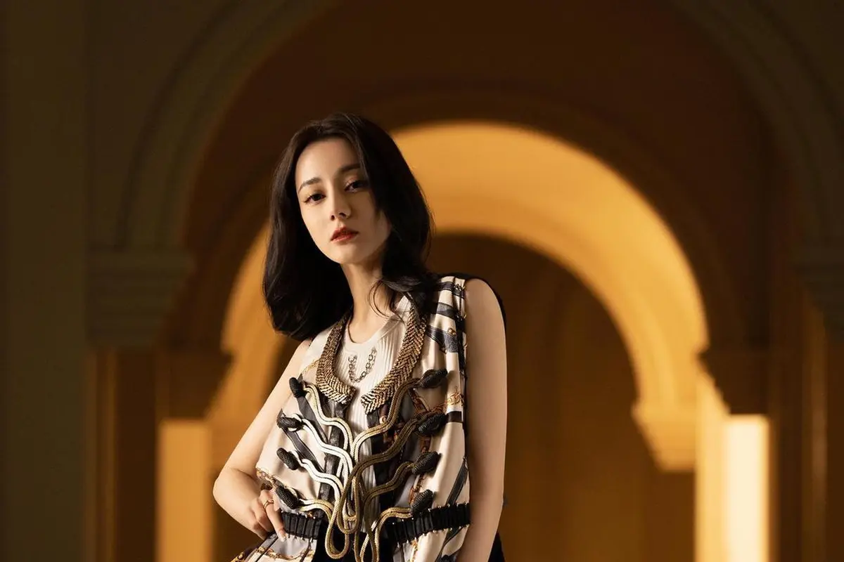 Potret Feminin Dilraba Dilmurat dalam Balutan Busana dari Louis Vuitton