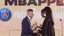 Mbappe mengalahkan nominasi lainnya untuk penghargaan yang dipilih oleh rekan-rekannya sesama pemain dan diserahkan oleh Marie-Jose Perec, mantan juara Olimpiade 200m dan 400m asal Prancis. (FRANCK FIFE / AFP)