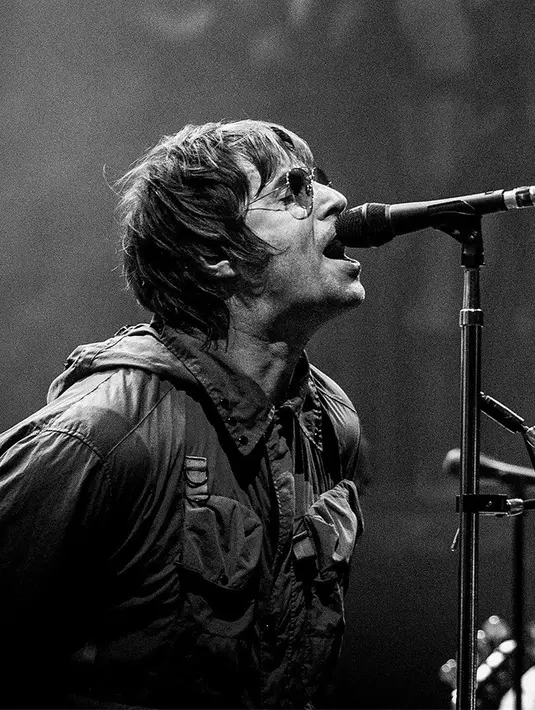 Saat berada di atas panggung, pelantun lagu Why me? Why Not ini juga sering tampil menggunakan kacamata. Tak hanya itu saja, hoodie yang kerap digunakan olehnya juga tak luput dari sorotan. (Liputan6.com/IG/@liamgallagher)
