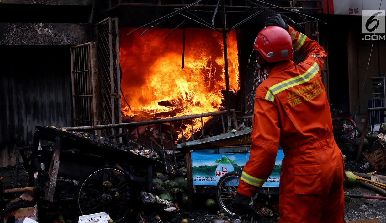Sebuah toko terbakar di Pasar Kebayoran Lama, Jakarta, Selasa (13/6). Kebakaran yang melanda ruko tersebut belum diketahui penyebabnya. (Liputan6.com/Johan Tallo)