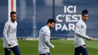 Trio Penyerang Paris Saint-Germain (PSG) Neymar, Lionel Messi, dan Kylian Mbappe&nbsp;saat sesi latihan di Camp des Loges, Saint-Germain-en-Laye, barat Paris, 28 April 2022. (FRANCK FIFE / AFP)