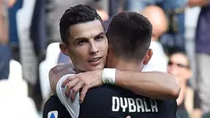 Striker Juventus, Cristiano Ronaldo, melakukan selebrasi bersama Paulo Dybala, usai membobol gawang SPAL pada laga Serie A di Stadion Allianz, Sabtu (28/9). Juventus menang 2-0 atas SPAL. (AP/Alessandro Di Marco)