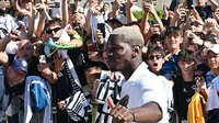 Paul Pogba menyapa para pendukungnya saat tiba di pusat medis Juventus, Turin, Sabtu (9/7/2022) lalu. Gelandang asal Prancis itu kembali ke Juventus dengan status bebas transfer dari Manchester United atau MU.&nbsp;(STRINGER / ANSA / AFP)