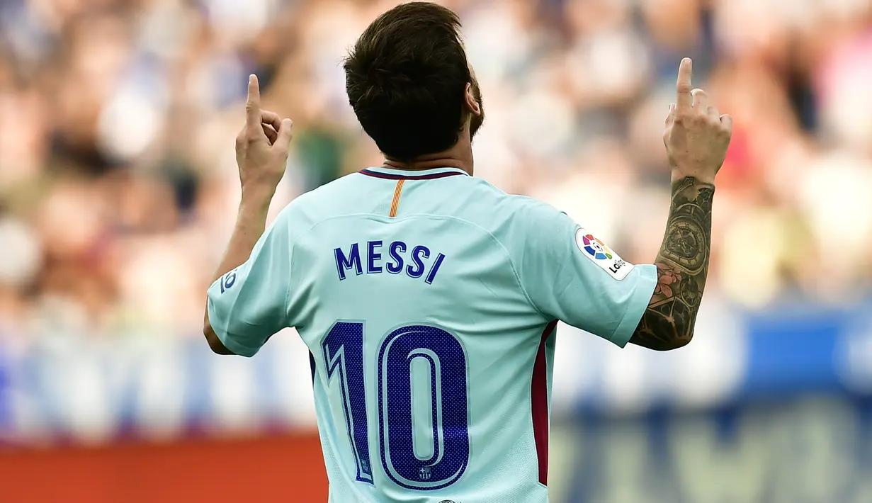 Striker Barcelona, Lionel Messi, melakukan selebrasi usai mencetak gol ke gawang  Alaves pada laga La Liga di Stadion Mendizorrotza, Sabtu (26/8/2017). Barcelona menang 2-0 atas Alaves. (AP/Alvaro Barrientos)
