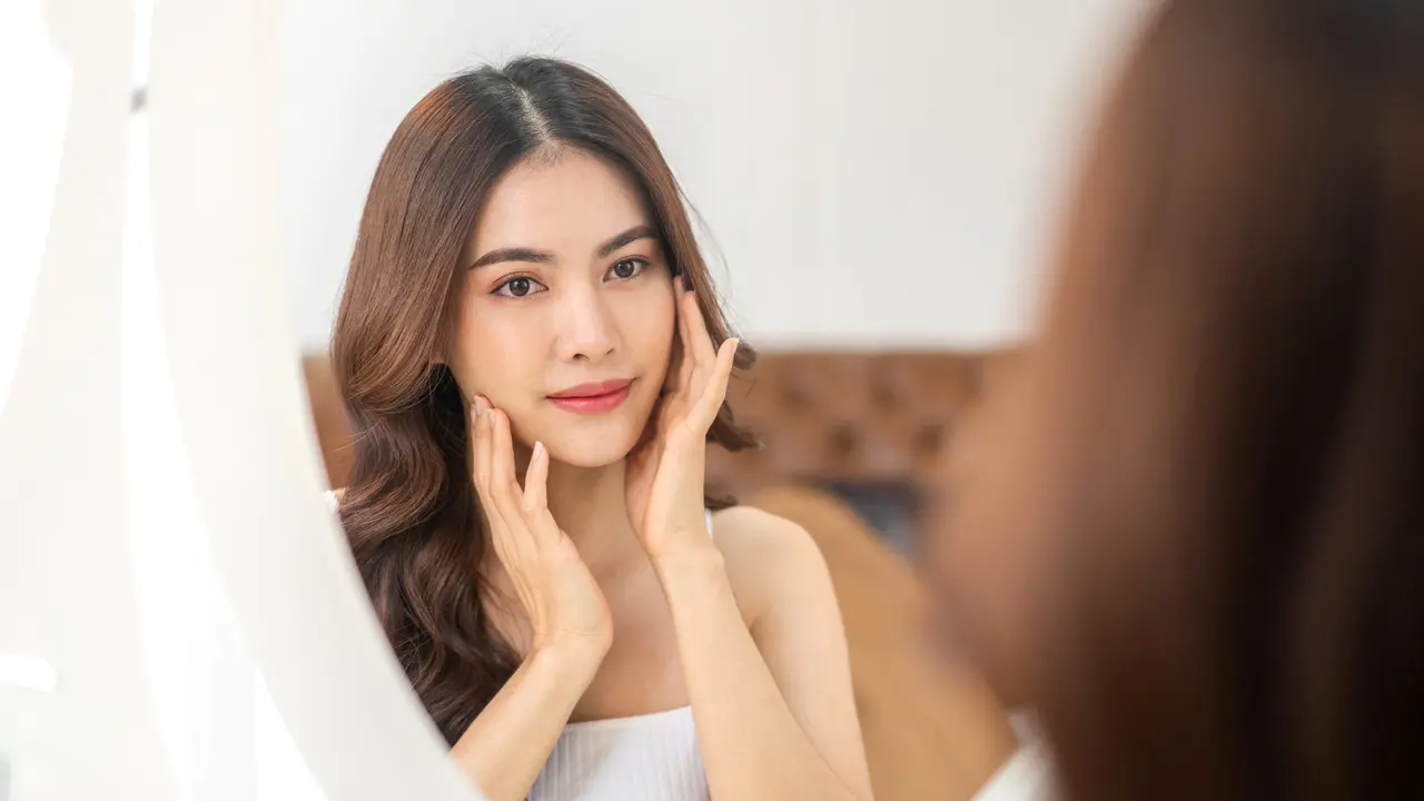 Sudah Pakai Makeup dengan SPF, Apa Masih Harus Memakai Sunscreen? Begini Faktanya!