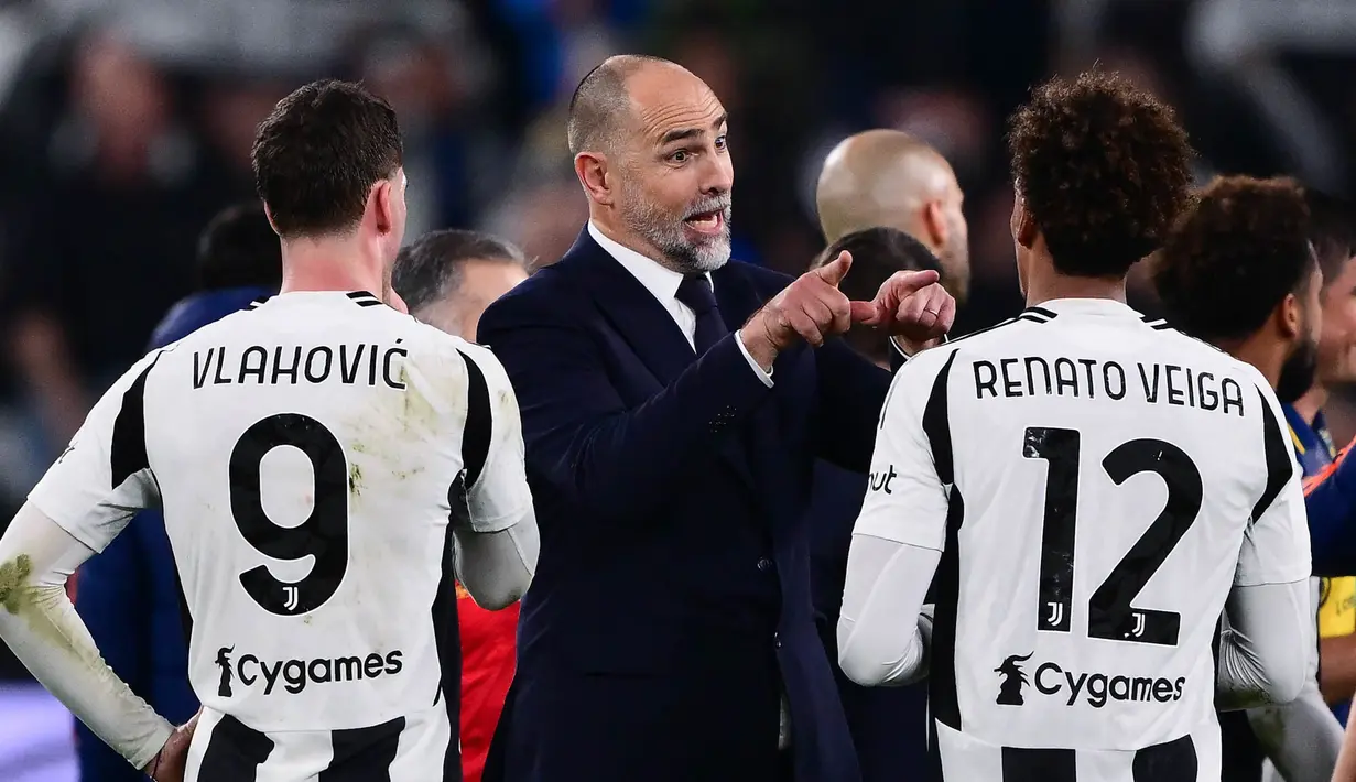 Pelatih baru Juventus, Igor Tudor, memberikan arahan kepada Dusan Vlahovic dan Renato Veiga, saat melawan Genoa, pada laga Liga Italia, di Allianz Stadium, Turin, Minggu (30/3/2025) dini hari WIB. (AFP/Marco Bertorello)