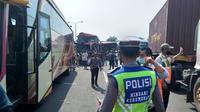 Empat bus pariwisata PO Komara yang membawa rombongan peziarah alami kecelakaan beruntun di KM 69 Tol Tangerang-Merak sekitar pukul 08.30 WIB tadi pagi, Sabtu (16/10/2021).