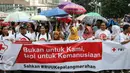Sejumlah sukarelawan PMI membawa spanduk dan poster meminta DPR untuk segera mengesahkan RUU kepalangmerahaan menjafi UU kepalangmerahaan di Bunderan HI, Jakarta, Minggu (6/3). (Liputan6.com/Yoppy Renato)