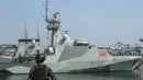 Personel Korps Marinir Indonesia menyambut kedatangan Kapal Perang Kerajaan Inggris His Majesty’s Ship (HMS) Tamar di Pelabuhan Tanjung Priok, Jakarta pada Rabu 17 Juni 2026. (BAY ISMOYO/AFP)