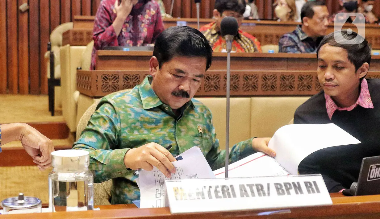 Menteri Agraria dan Tata Ruang/Badan Pertanahan Nasional (ATR/BPN) Hadi Tjahjanto (kiri) bersama Wamen ATR/Waka BPN Raja Juli Antoni (kanan) saat rapat kerja dengan komisi II DPR di Senayan, Jakarta, Kamis (1/9/2022). Rapat tersebut membahas kasus-kasus pertanahan. (Lipuran6.com/Angga Yuniar)