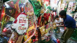 Menjelang perayaan Natal, pesanan parcel di kawasan Glodok, Jakarta, mengalami kenaikan. Foto diambil pada Sabtu (20/12/2014). (Liputan6.com/Johan Tallo)